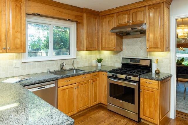 3523 Oak Drive, Menlo Park CA: https://media.crmls.org/mediaz/03a8aa70-5e29-4c94-b51f-e435b5ef5a3a.jpg