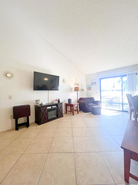 40513 Bay Hill Way, Palm Desert CA: https://media.crmls.org/mediaz/03a9bfbd-01c8-4428-8def-0514b3dd6090.jpg