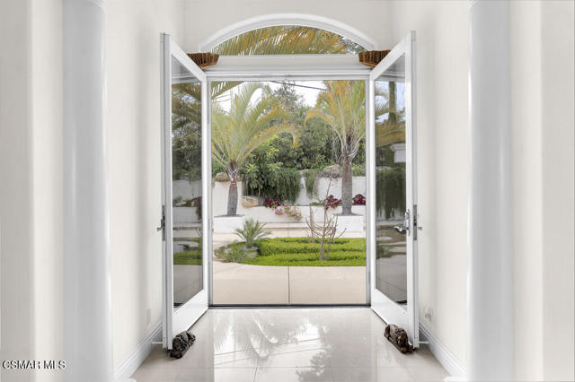 932 Rosario Drive, Thousand Oaks CA: https://media.crmls.org/mediaz/03ab1610-febb-4fe4-bf7b-7527eb99141e.jpg