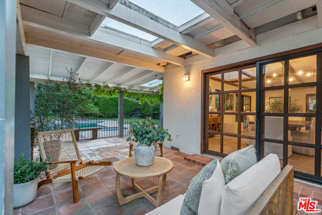 4835 Corbin Avenue, Tarzana CA: https://media.crmls.org/mediaz/03ab7a94-727a-41e1-add2-ec7b22e7190a.jpg