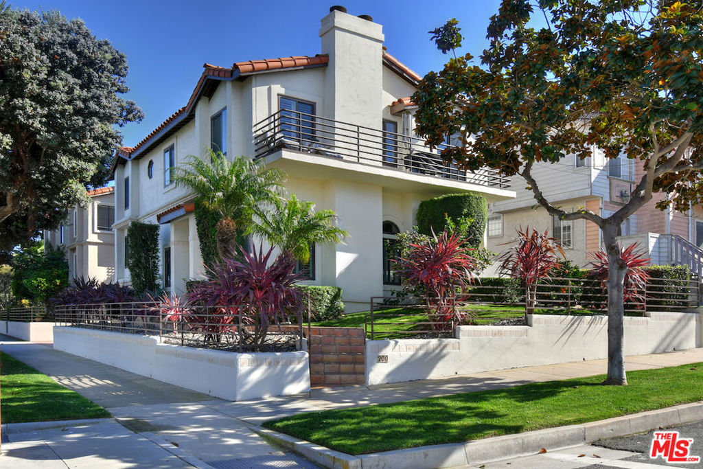 200 S Juanita Avenue