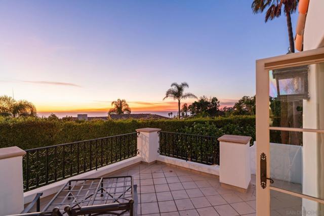 6692 La Jolla Scenic Dr S, La Jolla CA: https://media.crmls.org/mediaz/03ad2c04-b567-476a-801e-772dee287e32.jpg