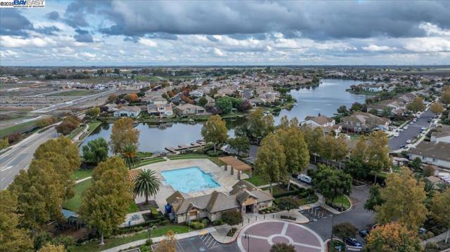 1050 Clear Lake Dr, Oakley CA: https://media.crmls.org/mediaz/03ae5a69-793b-48d9-819b-f0a4eec1b9c0.jpg