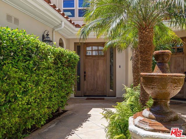 23949 De Ville Way, Malibu CA: https://media.crmls.org/mediaz/03aeda3d-7ae3-4744-8f2b-4e6b66c0c1cc.jpg
