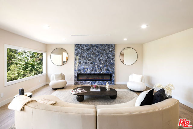 9425 Gierson Avenue, Chatsworth CA: https://media.crmls.org/mediaz/03aef215-9ea5-4180-b5d7-2699a0d59461.jpg