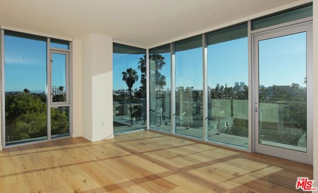 8500 Burton Way, Los Angeles CA: https://media.crmls.org/mediaz/03af63c3-bac9-4861-afb1-d14583b16d96.jpg