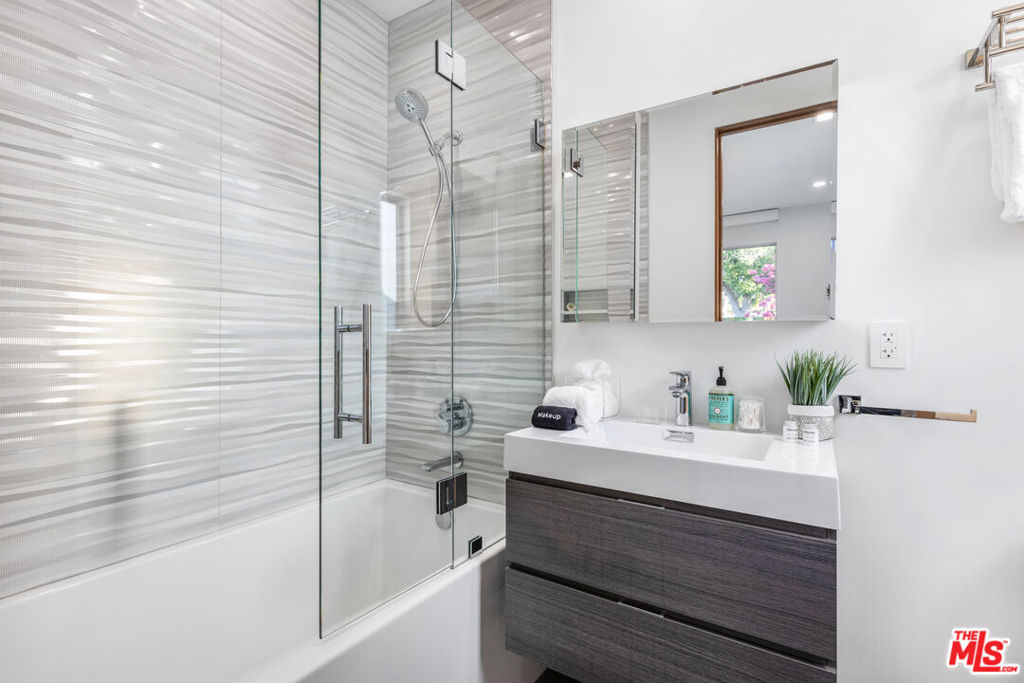 https://media.crmls.org/mediaz/03af6ff0-b7c7-48c4-adca-c144fbb5675a.jpg?preset=X-Large