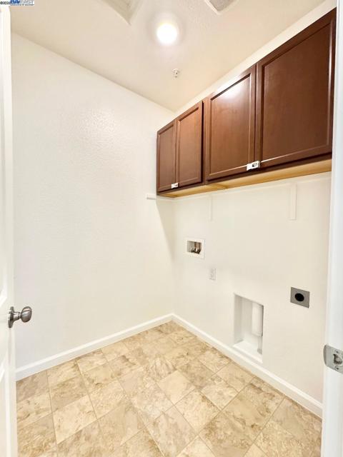 597 Pendragon St, Manteca CA: https://media.crmls.org/mediaz/03b04f4e-3117-487a-aa15-fefdc30ac76c.jpg
