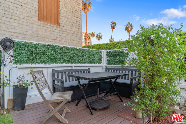 41 Vicente Terrace, Santa Monica CA: https://media.crmls.org/mediaz/03b08821-c261-4163-9ba7-02f503f63618.jpg