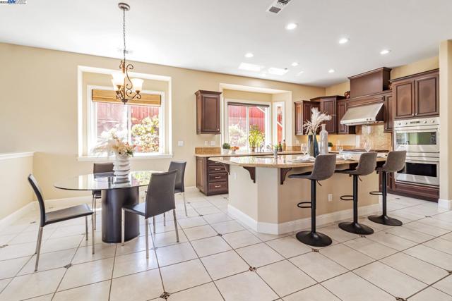 548 Wycombe Ct, San Ramon CA: https://media.crmls.org/mediaz/03b0a63c-d815-42c1-836a-d43c56a853a4.jpg