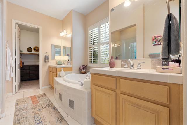 37 Shoreline Drive, Rancho Mirage CA: https://media.crmls.org/mediaz/03b197df-67ee-4f4e-bde5-f9ea4200b3fe.jpg