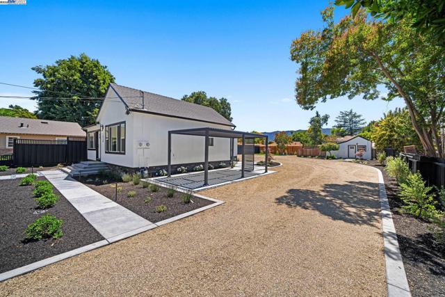 1038 Division St, Pleasanton CA: https://media.crmls.org/mediaz/03b260b3-faae-44ae-a68c-398e37a2a825.jpg