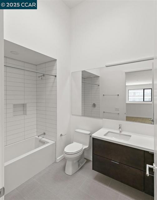 58 Vernon St, Oakland CA: https://media.crmls.org/mediaz/03b46a50-db14-4867-b403-5846c10a4c04.jpg