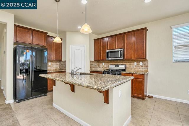 1410 Big Redwood Dr, Oakley CA: https://media.crmls.org/mediaz/03b47b19-9f8e-4a1e-b2c6-73e361906da9.jpg