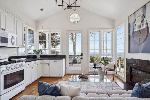 931 Ocean Ave, Del Mar CA: https://media.crmls.org/mediaz/03b5f199-8c33-4a82-80cb-7fa226babf4b.jpg