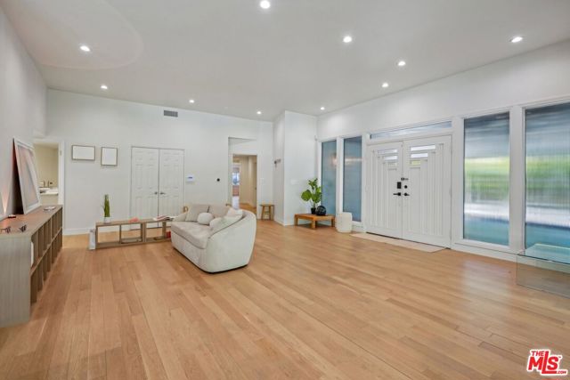 4900 Queen Victoria Road, Woodland Hills CA: https://media.crmls.org/mediaz/03b6c771-ad92-4b73-be20-d6b01a6243be.jpg