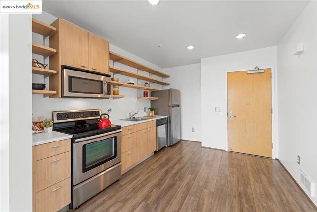 1201 Pine St, Oakland CA: https://media.crmls.org/mediaz/03b7245a-99d2-4ef7-ae63-93792101d732.jpg