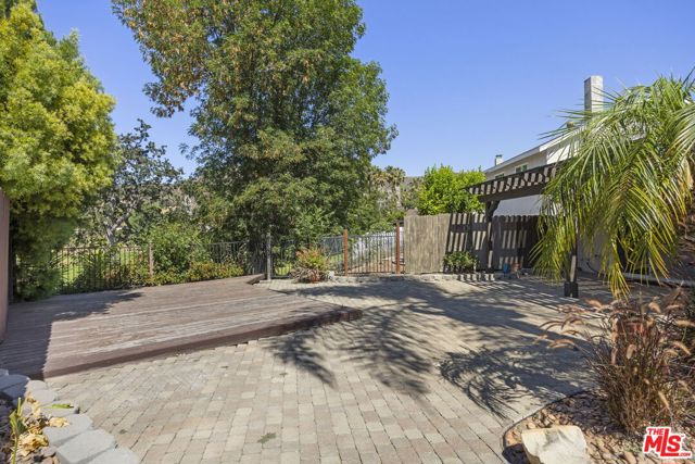 6005 Hackers Lane, Agoura Hills CA: https://media.crmls.org/mediaz/03b73706-b6d3-4e5c-bee7-ea4bfbd6a306.jpg
