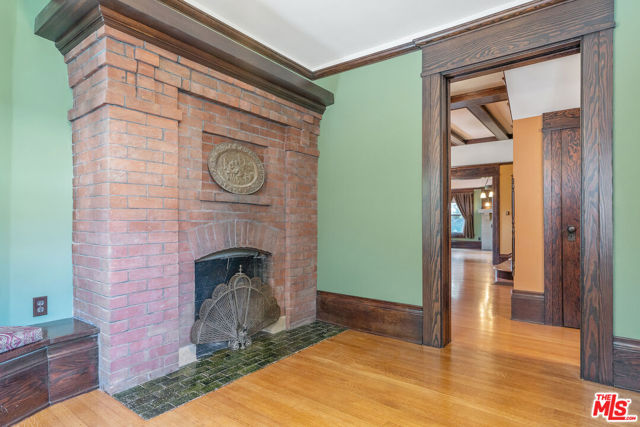 1049 Elden Avenue, Los Angeles CA: https://media.crmls.org/mediaz/03b83abc-f9ce-46ba-a6e4-c695045a71bd.jpg