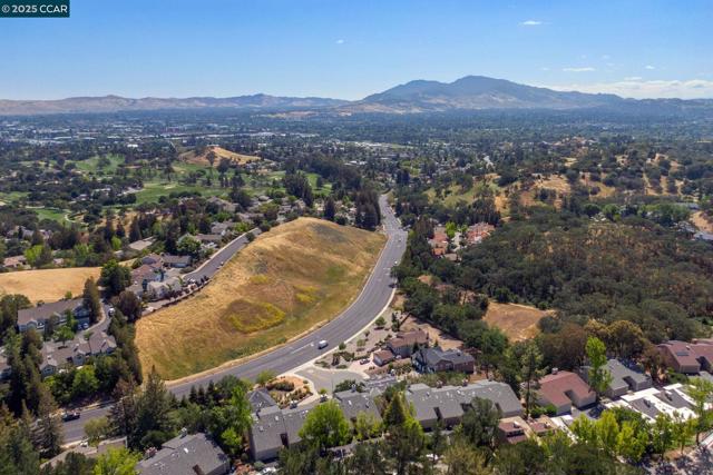 433 Ridgeview Dr, Pleasant Hill CA: https://media.crmls.org/mediaz/03bb77b6-0ca3-4683-91e1-059010959f81.jpg