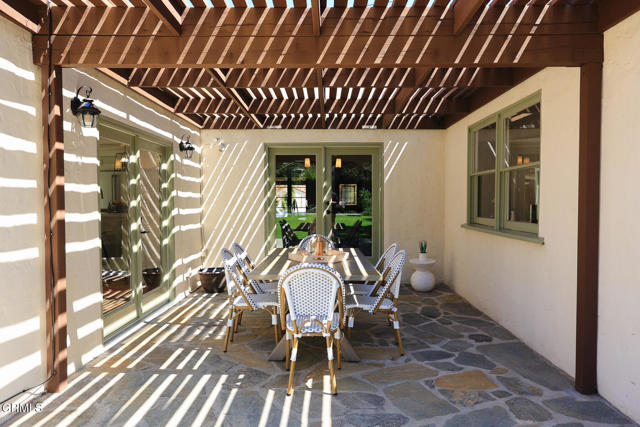 325 S Oak Avenue, Pasadena CA: https://media.crmls.org/mediaz/03bbcb0a-34cd-40e6-a03d-0da941ed7de0.jpg