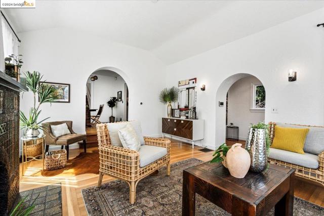 Image 10 of 54 For 3233 Ardley Ave