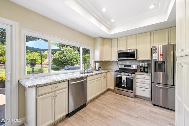 2063 Woodglen Street, Simi Valley CA: https://media.crmls.org/mediaz/03bf6df2-6d47-4ce8-92d6-d8980d3c9ec6.jpg