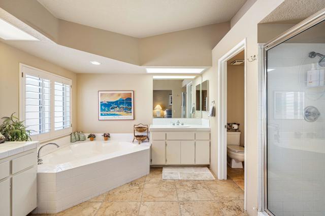 688 Vista Lago N Circle, Palm Desert CA: https://media.crmls.org/mediaz/03bf7bdc-5392-468f-91d7-e82b8e95079f.jpg