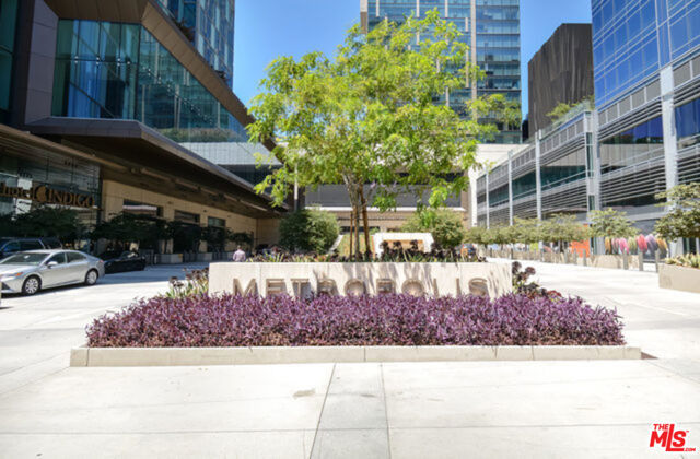 889 Francisco Street, Los Angeles CA: https://media.crmls.org/mediaz/03bf88f3-37df-4765-9d9b-c034265c43af.jpg
