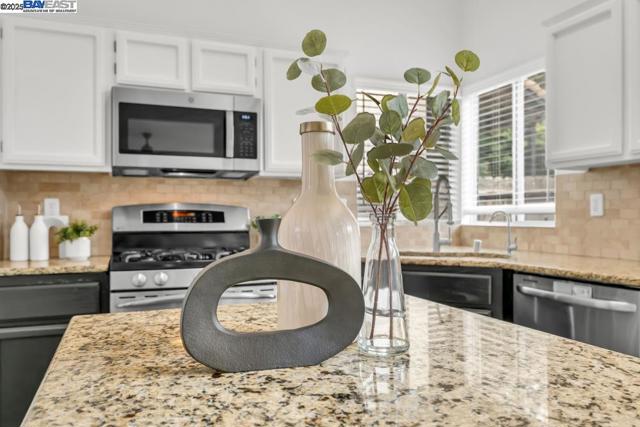 9193 Bungalow Way, Elk Grove CA: https://media.crmls.org/mediaz/03bfbab6-8c6b-4be6-8379-d300510eb236.jpg