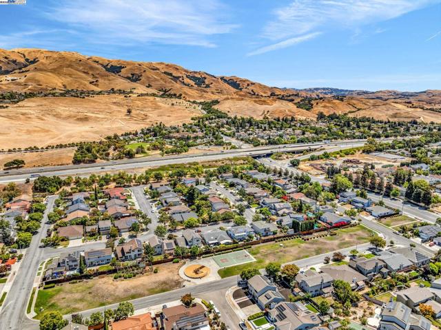524 Gamay Ct, Fremont CA: https://media.crmls.org/mediaz/03c1198b-5ec0-4312-81ba-a52badcb6a96.jpg