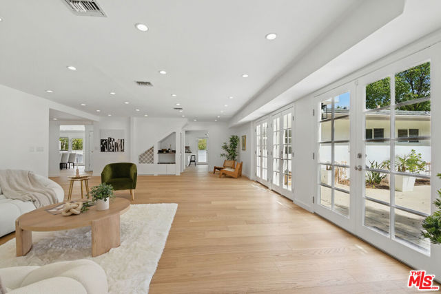 5220 Melvin Avenue, Tarzana CA: https://media.crmls.org/mediaz/03c1b463-bb95-48fb-87e6-58bf1d31c0a3.jpg