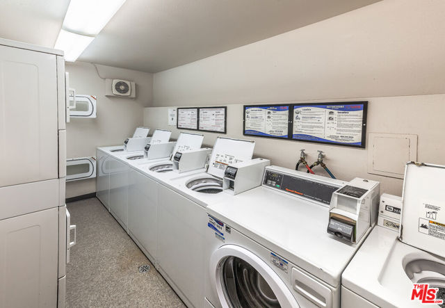 950 N Kings Road, West Hollywood CA: https://media.crmls.org/mediaz/03c33e0c-bfa1-4081-ba5c-0c00a555f2d6.jpg