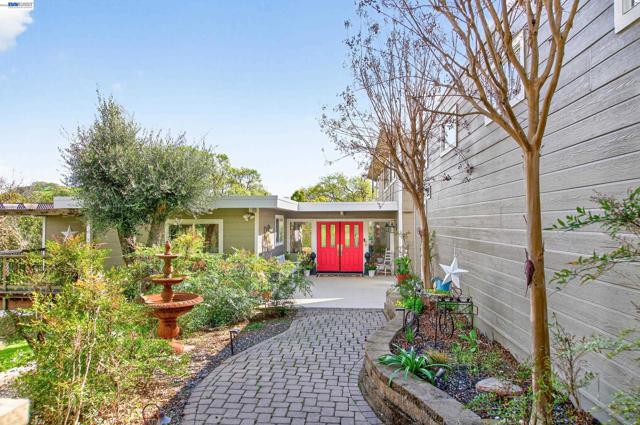 10700 Foothill Rd, Sunol CA: https://media.crmls.org/mediaz/03c5072d-13cc-4c03-83de-0bcc61647edc.jpg