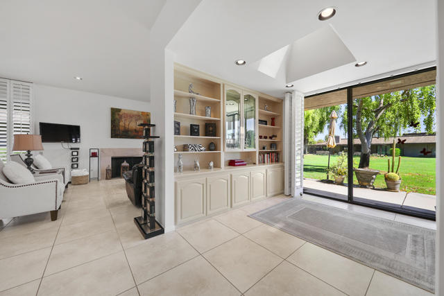 5 Fordham Court, Rancho Mirage CA: https://media.crmls.org/mediaz/03c52eb3-576d-4113-a165-e1f9217120bf.jpg