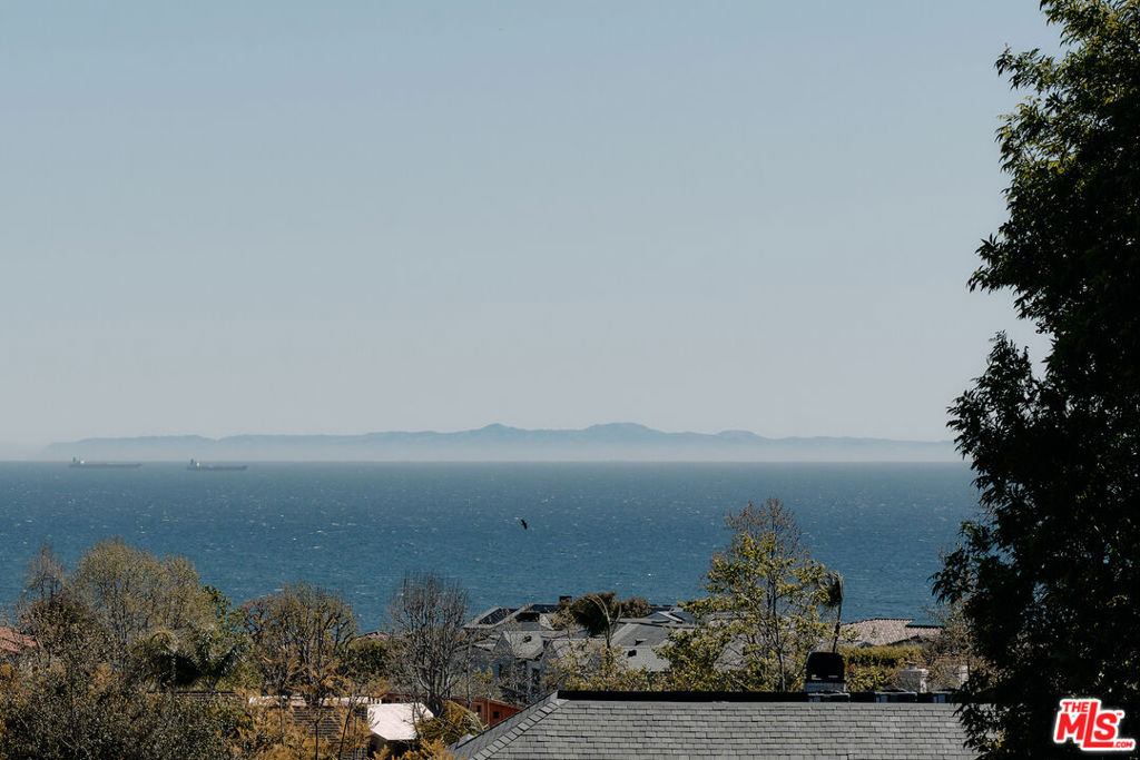 https://media.crmls.org/mediaz/03c6350c-87aa-4c1a-bbe3-c81c4e1ebd09.jpg?preset=X-Large