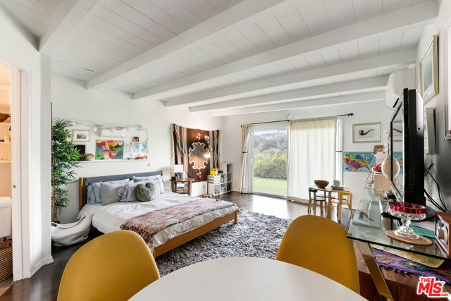 2316 Laurelmont Place, Los Angeles CA: https://media.crmls.org/mediaz/03c64b7f-60dc-43c0-9111-7e17a023b31a.jpg