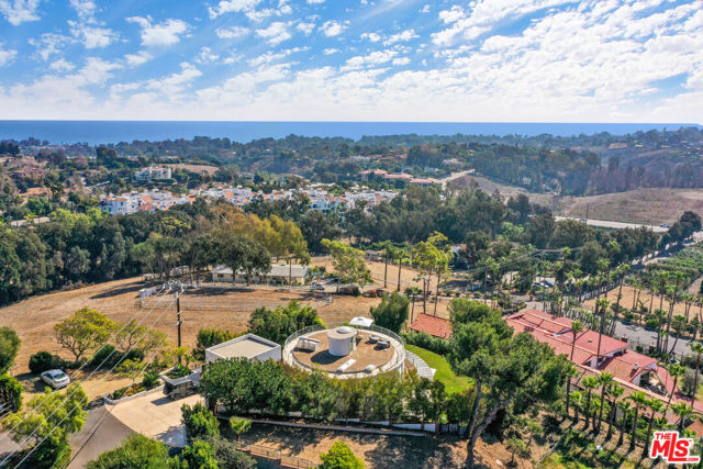 6375 Gayton Place, Malibu CA: https://media.crmls.org/mediaz/03c64ce0-182a-4ef9-b5aa-ab4392972b14.jpg