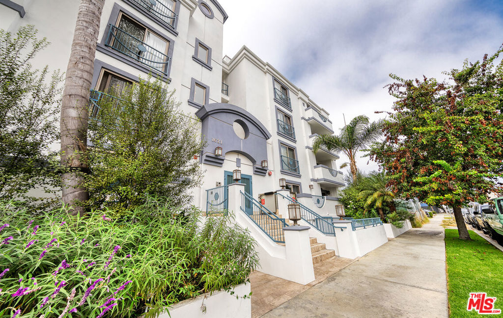 1621 Barry Avenue #203