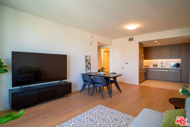 889 Francisco Street, Los Angeles CA: https://media.crmls.org/mediaz/03cb0d06-3412-4293-b3ac-88f52f4c57be.jpg