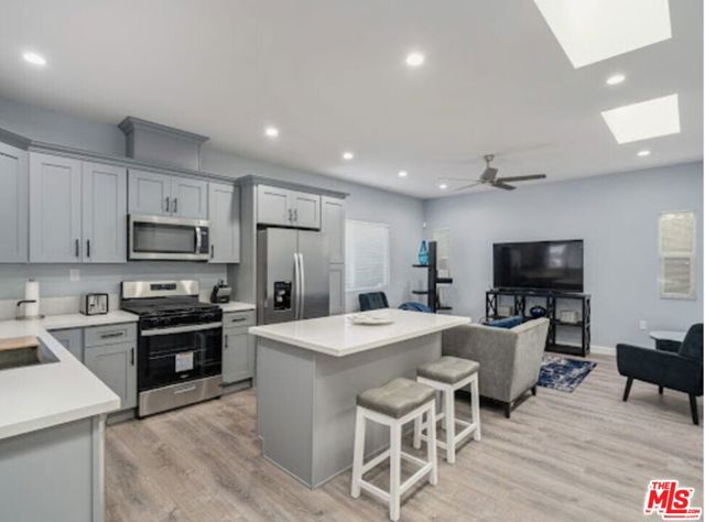 3216 W 30th Street, Los Angeles CA: https://media.crmls.org/mediaz/03cbc38d-aa29-4f24-880f-e40a916ed5dc.jpg