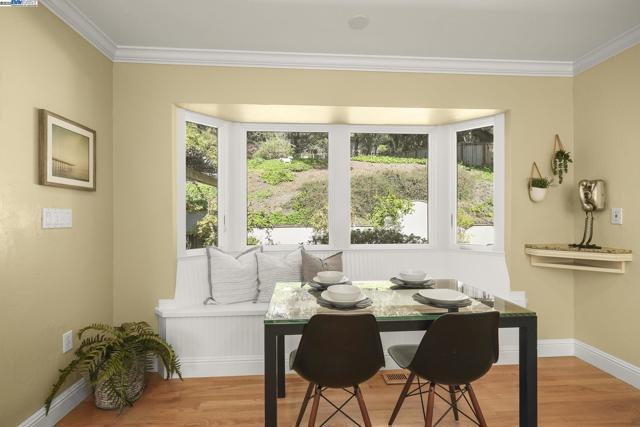 10 Easton Ct, Orinda CA: https://media.crmls.org/mediaz/03cc6339-95c0-4252-aab6-f1f20cc5fc22.jpg
