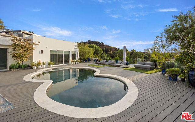 2630 EDEN Place, Beverly Hills CA: https://media.crmls.org/mediaz/03cc6522-5262-4ff3-8c58-8f0d25fc8582.jpg