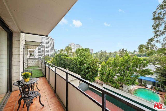 10535 Wilshire Boulevard, Los Angeles CA: https://media.crmls.org/mediaz/03cc6ca0-aa44-41e1-adba-25f47c1bb0d3.jpg