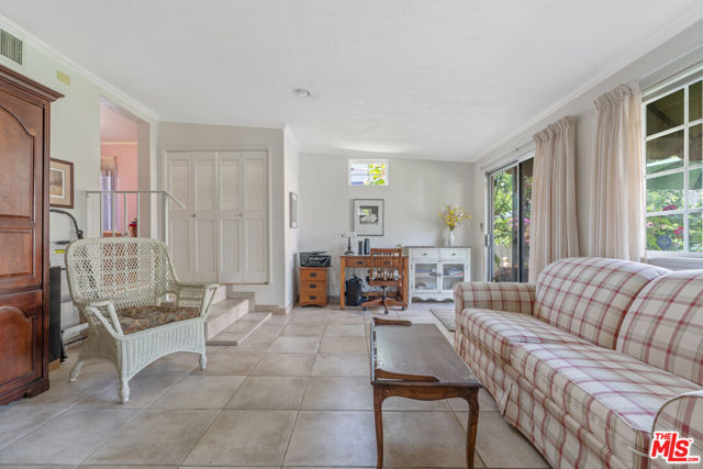 4436 Stansbury Avenue, Sherman Oaks CA: https://media.crmls.org/mediaz/03ce9698-14b3-4675-9384-da96357fc997.jpg