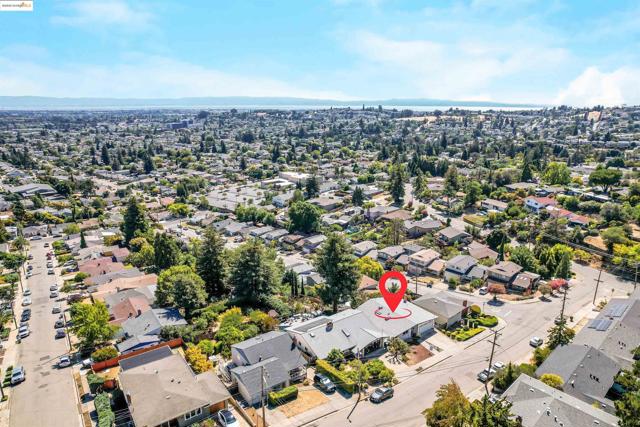 4329 Lawrence Dr, Castro Valley CA: https://media.crmls.org/mediaz/03ced921-eff5-4fda-997d-2b390718c1b5.jpg