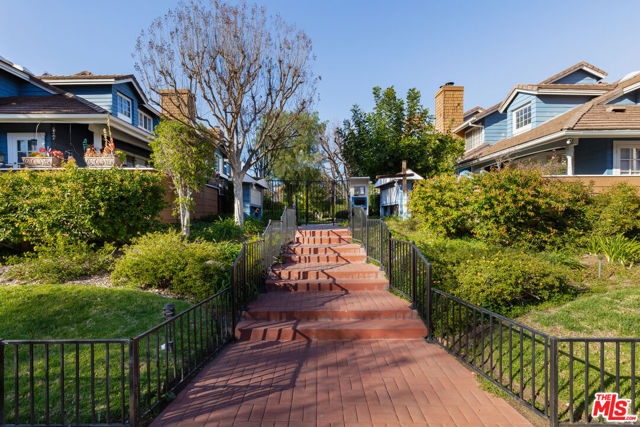 18721 Hatteras Street, Tarzana CA: https://media.crmls.org/mediaz/03cf8074-318c-4f37-b84b-0c7f25978909.jpg