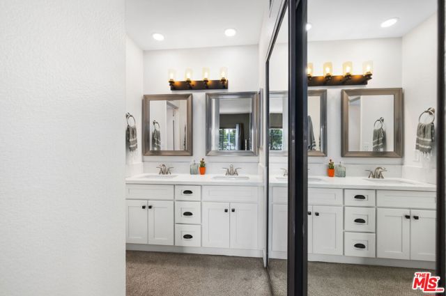 6540 Hayvenhurst Avenue, Lake Balboa CA: https://media.crmls.org/mediaz/03cf9d14-e154-45ca-8768-bbd1bd0b0b4b.jpg