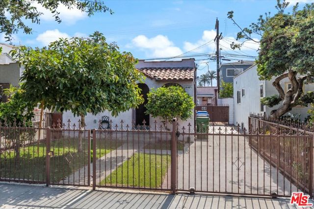 2840 S Mansfield Avenue, Los Angeles CA: https://media.crmls.org/mediaz/03d075cf-5425-46b1-a454-afa13b33e41d.jpg