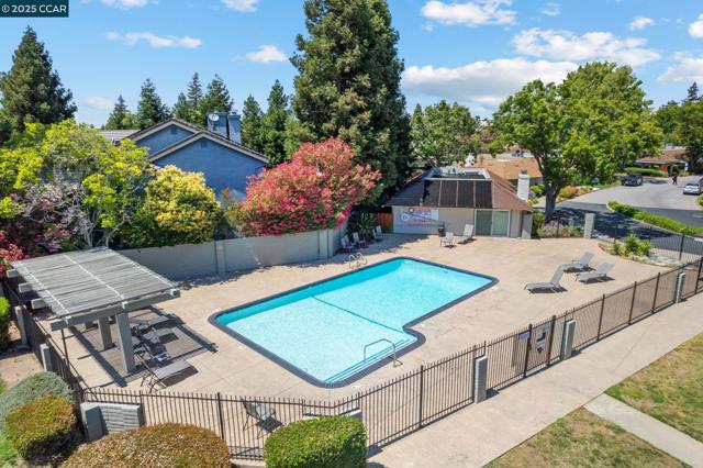 825 Oak Grove Rd, Concord CA: https://media.crmls.org/mediaz/03d0c99d-c30a-426e-9ffc-115d9c0a6dff.jpg